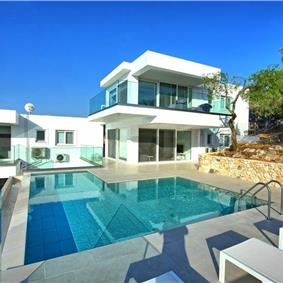 4 bedroom villa with infinity pool and sea view in Perithia, Corfu, sleeps 9